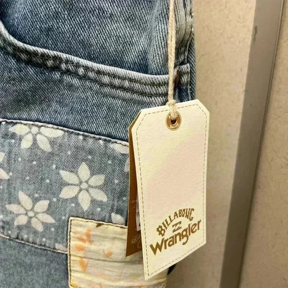 NWT BILLABONG X WRANGLER WOMEN'S HIGH RISE PATCHWORK CUT-OFF DENIM SHORTS 27 - Picture 6 of 7